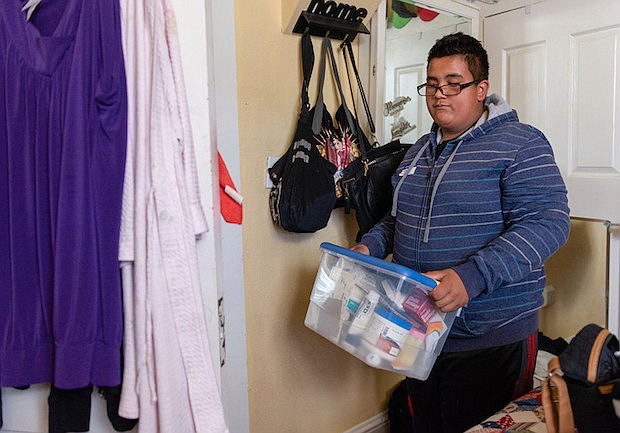 Jesse Guerrero ayuda a cuidar a su mamá, quien tiene diabetes. “Quiero que se me mejore así podemos salir a pasear”. dijo.
