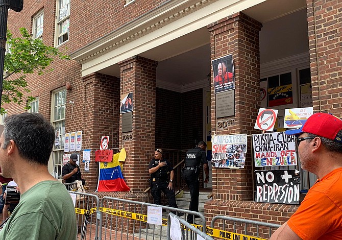 Invasores desalojan embajada venezolana en Washington