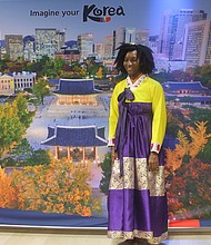 COREA. Una de las visitantes se engalanó con uno de los vestidos tradicionales de Corea.