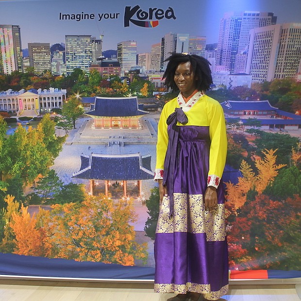 COREA. Una de las visitantes se engalanó con uno de los vestidos tradicionales de Corea.