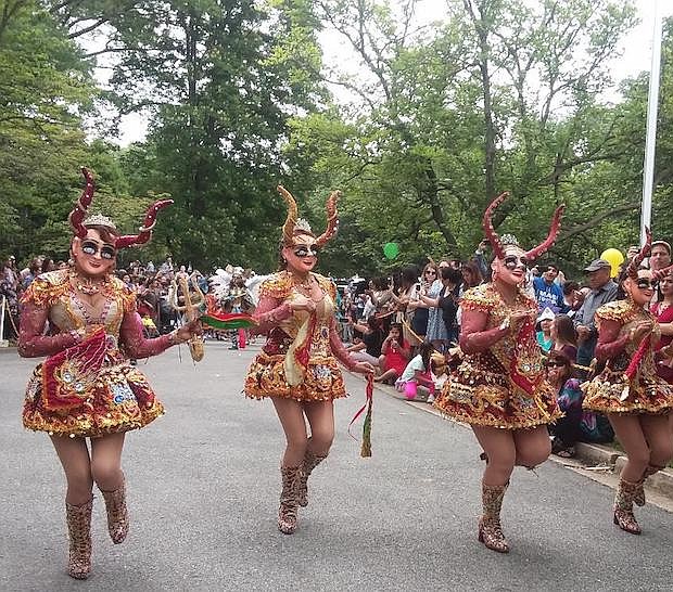BOLIVIA. Las diabladas, una danza típica boliviana, deleitó a los asistentes en la avenida Massachusetts en DC.