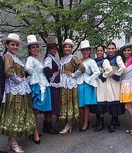 CUECAS. El ballet folclórico Edson Ontiveros ofreció cuecas de los nueve departamentos de Bolivia.