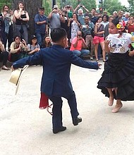 PERÚ. Una pareja de niños arrancó aplausos por la habilidad de sus movimientos al bailar una marinera.