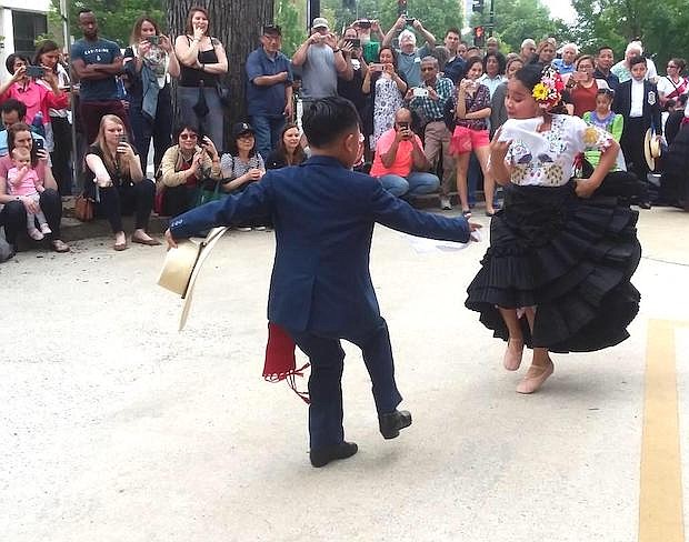 PERÚ. Una pareja de niños arrancó aplausos por la habilidad de sus movimientos al bailar una marinera.