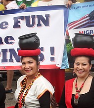 FILIPINAS. Danzantes de filipinas demostraron sus habilidades al frente de su embajada.