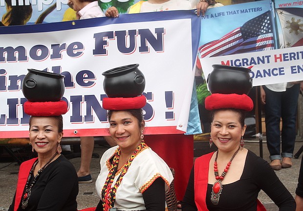 FILIPINAS. Danzantes de filipinas demostraron sus habilidades al frente de su embajada.