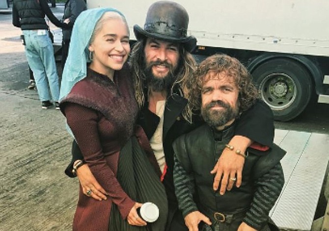 Emilia Clark recibe reverencia en partido de la NBA
