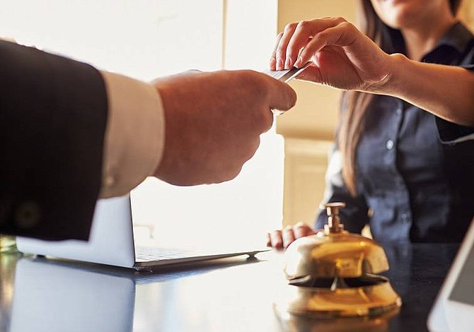 Devaluación del peso colombiano impulsa a industria hotelera en Colombia