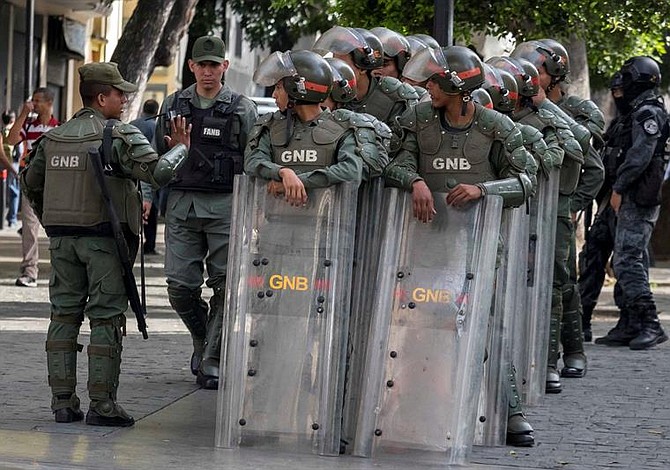 Militares y policías impiden acceso de la prensa a sede del Parlamento venezolano