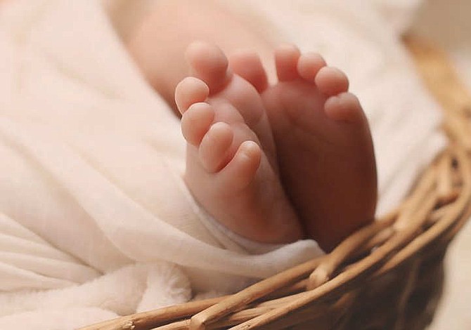 Muere bebé un año luego de que abusaran sexualmente de ella en Virginia
