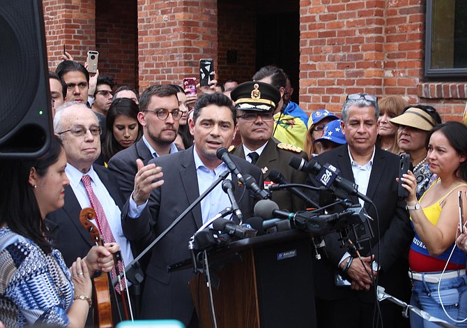 Carlos Vecchio: Se acabó la usurpación en la Embajada de Venezuela en Washington