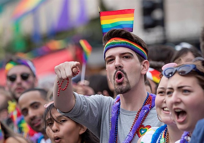 Hombre con una pistola de aire comprimido desató pánico y provocó la evacuación del evento del Orgullo en DC