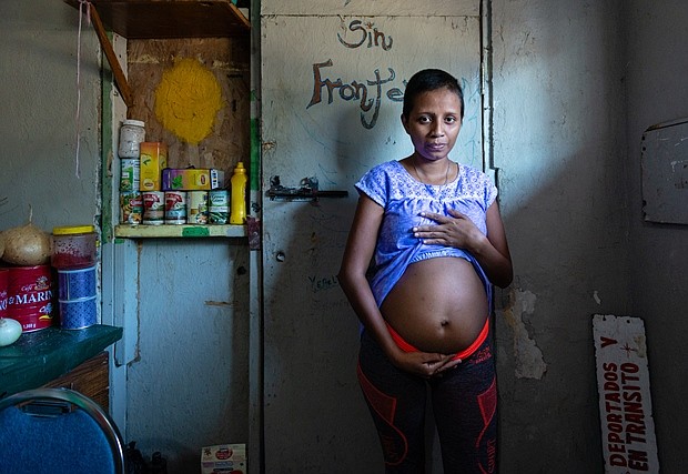 Grevy Marisela Jiménez Martínez, de 28 años, migrante de Honduras, ha estado viviendo en el refugio durante los últimos cuatro meses. Tiene casi cinco de embarazo y espera gemelos. “Espero que nazcan en los Estados Unidos. Quiero un futuro mejor para ellos", dijo. (Heidi de Marco/KHN)