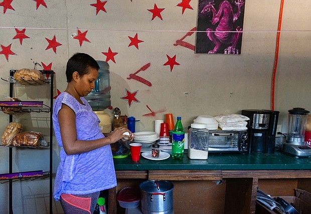 Jiménez Martínez dijo que ella y su esposo huyeron de Honduras porque no podían encontrar un trabajo estable, y sufrían el hostigamiento constante de pandillas locales en su ciudad natal de Tegucigalpa. Contó que esperó durante tres semanas en una fila en la frontera con los Estados Unidos con lo que se sentía como "miles de personas" para poder solicitar asilo. Ahora pasa sus días esperando que llamen su número para que un tribunal de inmigración de Estados Unidos pueda ver su caso. (Heidi de Marco/KHN)