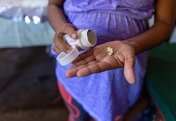 El refugio ayudó a Jiménez Martínez a obtener un ultrasonido y vitaminas prenatales de una clínica local. Ella no puede permitirse ningún otro cuidado. Saber que estaba embarazada la alentó a hacer el viaje de un mes desde Honduras a México porque dice que quiere una vida mejor para sus hijos. “Viajamos con una caravana de unas 1.300 personas. Caminamos o viajamos en tren", dijo. Si ella y su esposo no reciben asilo, planean quedarse y criar a sus hijos en Tijuana. (Heidi de Marco/KHN)