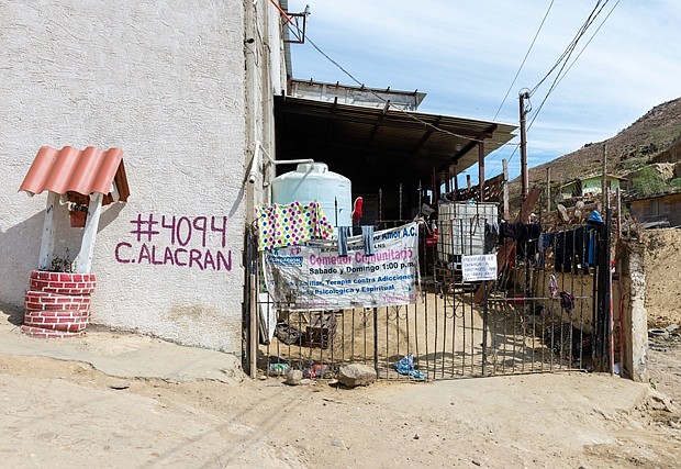 El refugio Camino de Salvación, dirigido por la iglesia Embajadores de Jesús, se encuentra en Cañón del Alacrán, en las afueras de Tijuana. Alberga a unos 75 migrantes, y comenzó a aceptar refugiados hace dos años en respuesta a un fuerte aumento en el número de solicitantes de asilo haitianos. Desde entonces ha abierto sus puertas a migrantes centroamericanos. (Heidi de Marco/KHN)