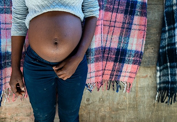 Pierre, de 26 años, tiene cuatro meses de embarazo y espera un niño. "Como mujer embarazada, nunca te sientes bien", dijo. A Pierre la examinaron médicos voluntarios que visitan el refugio y le recetaron un medicamento para aumentar su apetito. A diferencia de Jiménez Martínez, a Pierre no le importa si su hijo nace en los Estados Unidos o en México. "No importa dónde nazca, siempre y cuando esté sano", dijo. (Heidi de Marco/KHN)