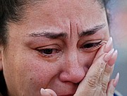 LUTO. Una mujer llora durante un homenaje a las víctimas mortales asesinadas el pasado sábado en un Walmart de El Paso