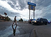INVESTIGACIÓN. Un agente de las fuerzas de seguridad de Texas regresa a su vehículo, que bloquea una carretera en plena investigación en El Paso, Texas