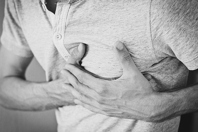 SALUD. Una afección cardíaca podría presentarse como dolor en la parte superior media de la espalda o en el brazo