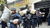 GOLPE. Agentes policiales incautan armas, dinero y droga después de capturar a una treintena de presuntos miembros del cártel Unión Tepito.
