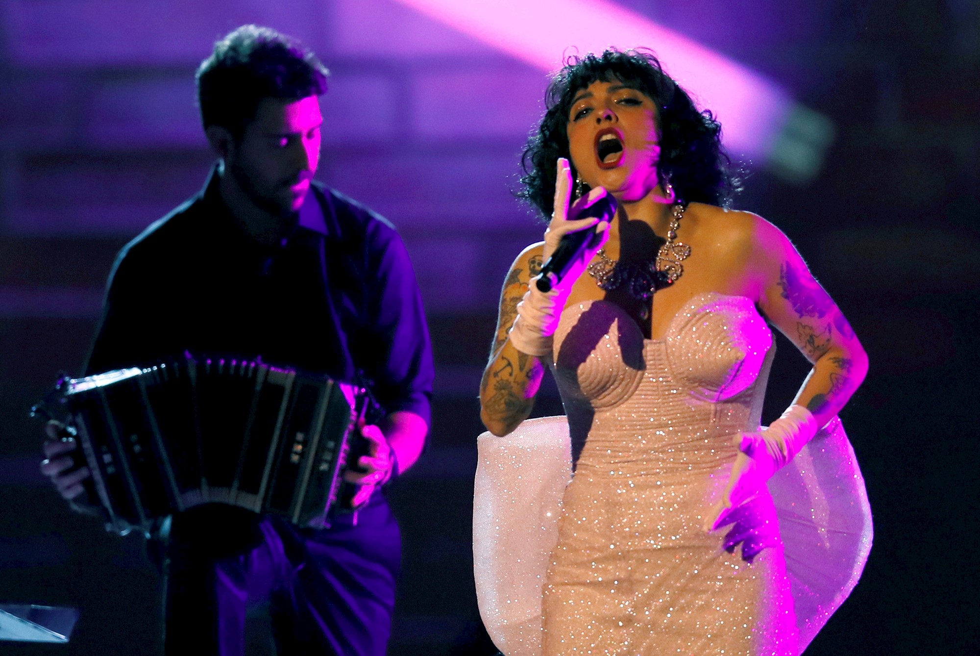 Mon Laferte Se Desnudó En Los Latin Grammy En Protesta Por Chile El Tiempo Latino Noticias De