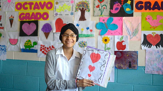 Nahomi Michelle muestra la carátula de uno de los trabajos que ha realizado durante sus clases. Fotos EDH / Josué Parada