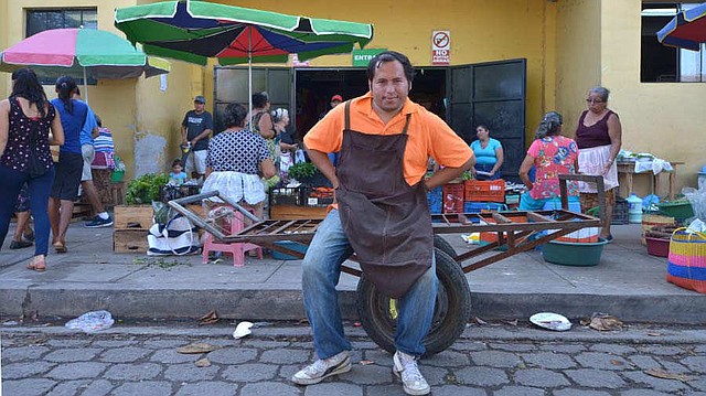 Toño, el cargador de bultos finalizó la Licenciatura en Comunicaciones. Foto EDH/Menly Cortez