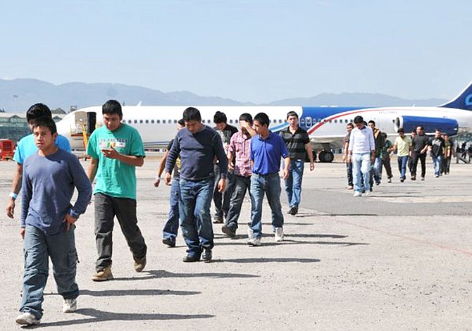 Regresan al país en vuelos usados en deportaciones