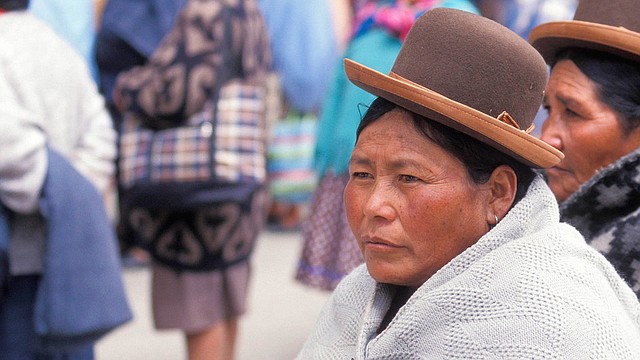 MIGRANTES. Mujeres indígenas en una calle de La Paz, Bolivia