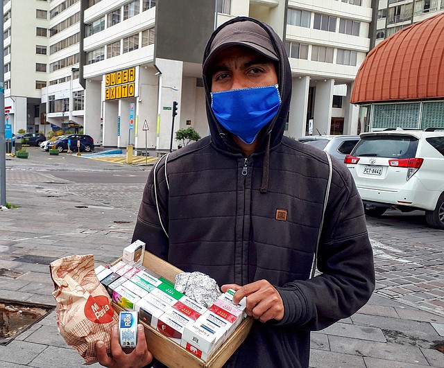 OPCIÓN. Hay quienes se arriesgan y pese a los números de contagio en Ecuador, se mantienen trabajando para llevar comida a casa. | FOTO: EFE/ Elias Levy.