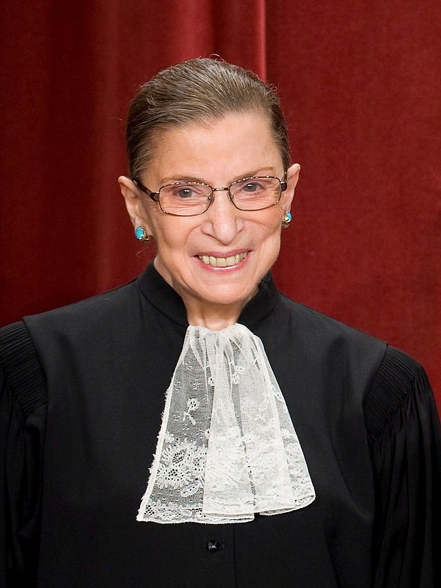 SUCESO. La jueza Ruth Bader Ginsburg destacó en una época en la que a las mujeres se les pedía justificarse al ocupar cargos que antes solo tenían los hombres. | Foto de archivo: Efe.