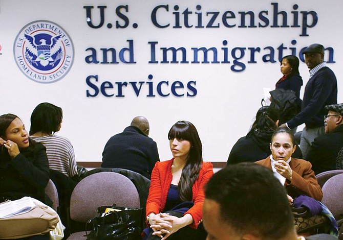 Por los próximos seis meses: USCIS ofrece intérpretes gratuitos