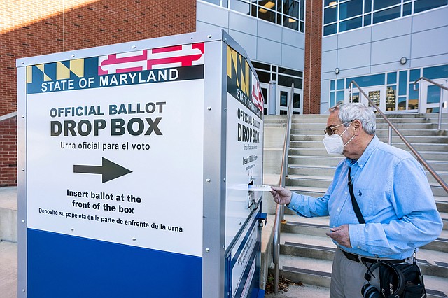ELECCIONES. Un residente de Maryland envía su boleta electoral en una urna oficial en Bethesda, Maryland, el 15 de octubre. | Foto: Efe.