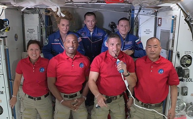 SCIENCE.  Crew members (in red) of the SpaceX Crew Dragon spacecraft after being received at the International Space Station.  |  Photo: Efe.