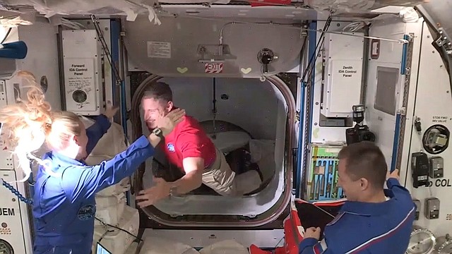 SCIENCE.  The crew members (in red) of the SpaceX Crew Dragon spacecraft were greeted at the International Space Station (ISS) after a successful docking.  |  Photo: Efe.