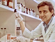 EMINENCIA. El virólogo José Esparza ha trabajado en el desarrollo de una vacuna contra el VIH-Sida, desde la OMS. | FOTO: Cortesía |