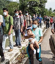 DIFICIL. Para ingresar a Guatemala de manera regular, los hondureños pueden hacerlo solamente con su carné de identidad, lo que no es suficiente para entrar a México, que exige pasaporte.