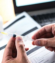 Estafadores ofrecen vacuna contra el COVID-19 por Internet