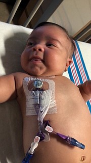 HOSPITAL. El bebé Noah, días antes de recibir el trasplante de médula ósea en el National Children’s Hospital, en DC. | FOTO: Cort. Familia |