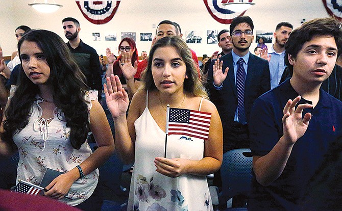 USCIS promueve la naturalización de inmigrantes