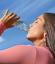 NECESARIO. Solo el 20% de agua que consumimos proviene de alimentos, por lo que tomar agua es la mejor forma de hidratarse.