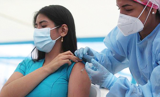 Pfizer pide ampliar uso de refuerzo de vacuna contra el COVID-19