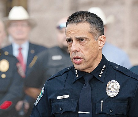 SE NECESITA MÁS OFICIALES. Un reciente estudio de la policía de Austin sugiere que se necesitan por lo menos ciento ocho oficiales de patrulla más para mejorar el tiempo de respuesta de las llamadas de emergencia a seis minutos y treinta segundos. Actualmente es de alrededor de nueve minutos.