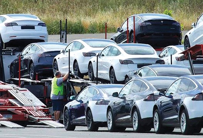Tesla retira 48,000 vehículos