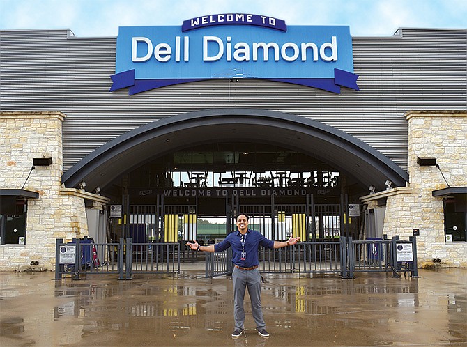 ENTRADA principal del estadio Dell Diamond.