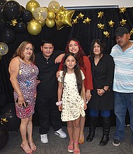 María Ortega y su familia celebran la graduación de ella de secundaria y su próximo ingreso a la universidad.