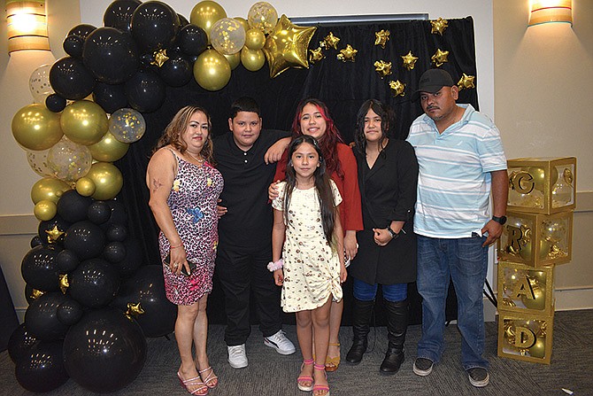 María Ortega y su familia celebran la graduación de ella de secundaria y su próximo ingreso a la universidad.