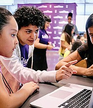IMPULSO. La organización Latinitas, dedicada a empoderar a niñas y adolescentes de nuestra comunidad, trabaja arduamente para reducir la brecha cultural y de género en el mundo de la tecnología.
