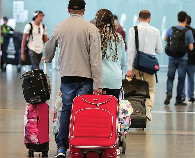 INCONVENIENTE. La temporada de Navidad y Año Nuevo es una de las más populares para visitar a la familia y los precios se han triplicado; sin embargo, los altos precios en boletos de avión obligan a cambiar los planes de viaje para las fiestas.